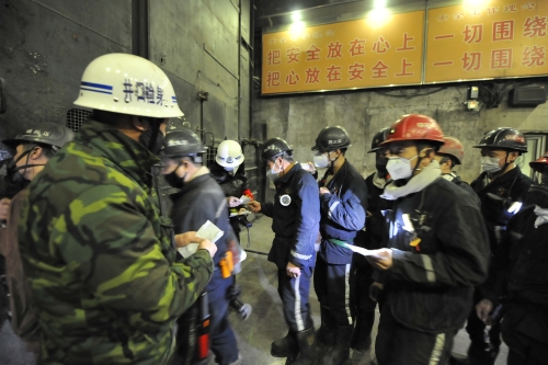 兴安矿保卫科检身人员为春节假期出勤人员进行测温检身。 (2)